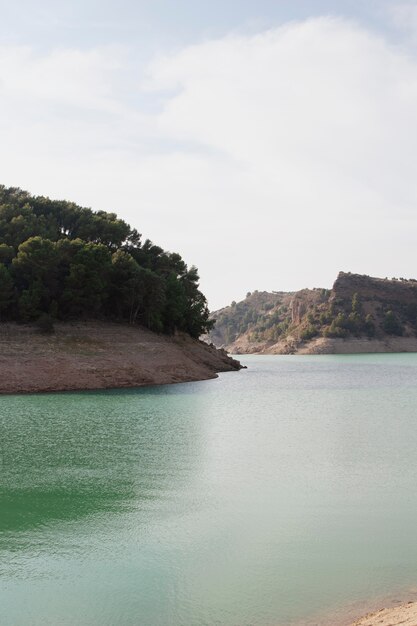 Paesaggio naturale con fiume