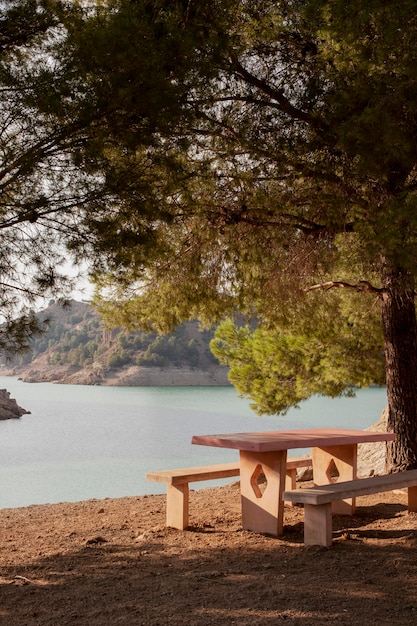 Paesaggio naturale con panchine