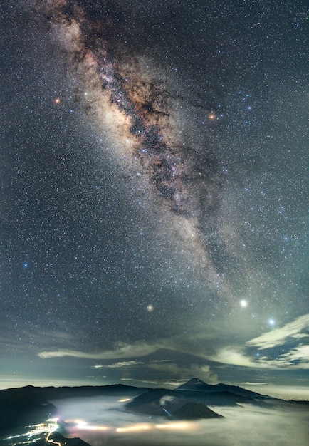 Paesaggio notturno di montagna e galassia della Via Lattea