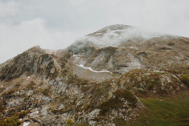 Paesaggio nuvoloso di una montagna