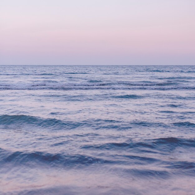 Paesaggio oceanico di uno sfondo di mare viola