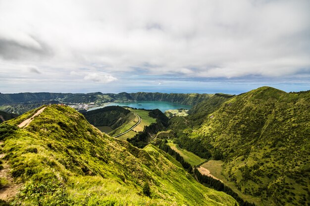 Paesaggio panoramico con vista su tre splendidi stagni, Lagoa de Santiago, Rasa e Lagoa Azul, Lagoa Seven Cities. Le Azzorre sono una delle principali destinazioni turistiche del Portogallo