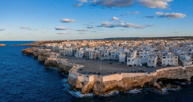 Paesaggio panoramico della città di Polignano a Mare, regione Puglia, Italia vicino alla città di Bari, Europe