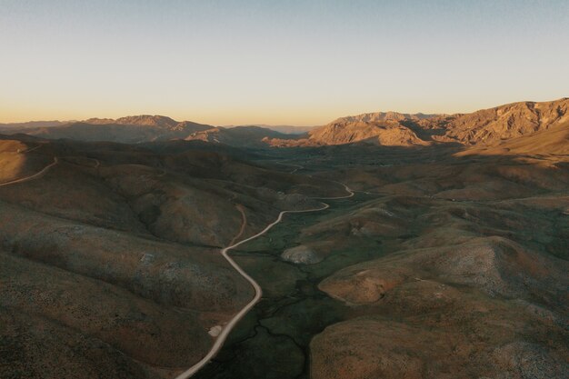 Paesaggio panoramico della strada del sentiero di montagna