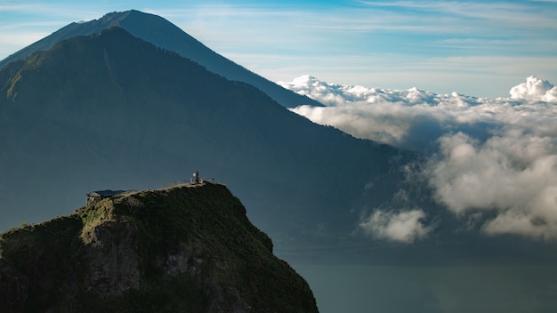 Paesaggio. Tempio tra le nuvole sulla sommità del vulcano Batur. Bali Indonesia