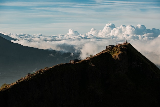 Paesaggio. Tempio tra le nuvole sulla sommità del vulcano Batur. Bali Indonesia