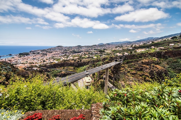 Paesaggio tipico dell'isola di Madeira Portogallo, vista panoramica della città di Funchal dal giardino botanico