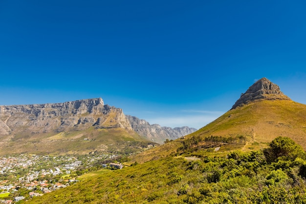 Paesaggio urbano con una catena montuosa rocciosa dietro a Cape Town, Sud Africa