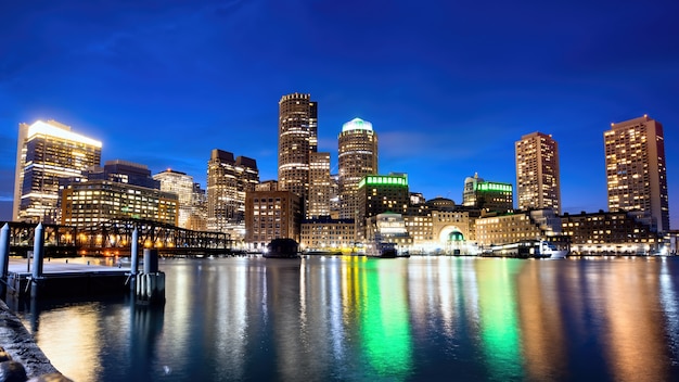 Paesaggio urbano del centro cittadino di Boston di notte