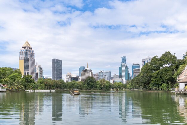 Paesaggio urbano del quartiere degli affari di Bangkok da un parco con cielo blu