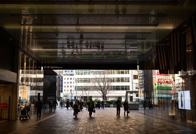 Paesaggio urbano della città di tokyo con persone durante il giorno