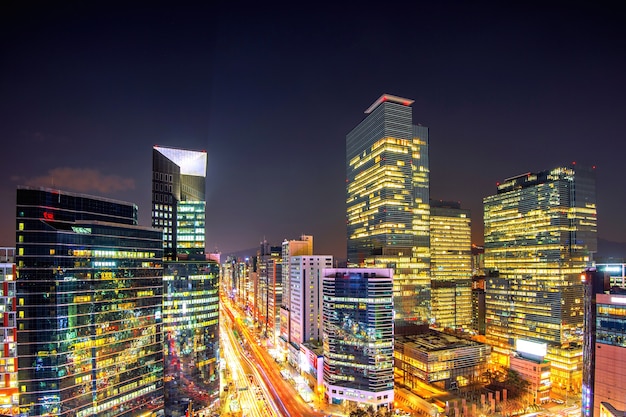 Paesaggio urbano della Corea del Sud. Il traffico notturno accelera attraverso un incrocio nel quartiere Gangnam di Seoul, Corea del Sud