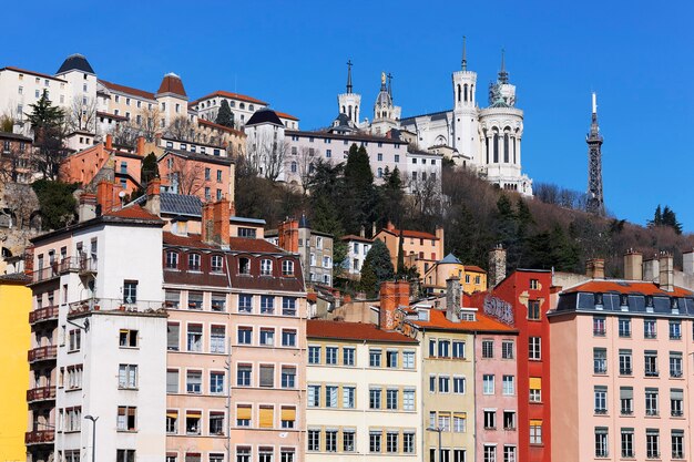 Paesaggio urbano di Lione con edifici colorati