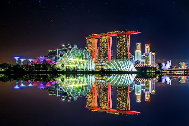 Paesaggio urbano di notte a Singapore.