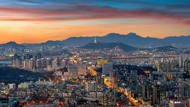 Paesaggio urbano di Seoul al crepuscolo in Corea del Sud.