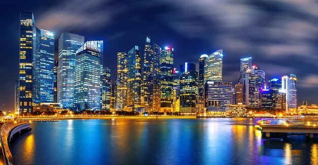 Paesaggio urbano di Singapore di notte.