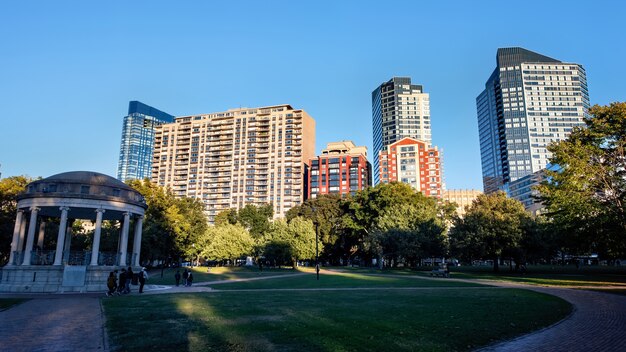 Paesaggio urbano di un parco con gente che cammina