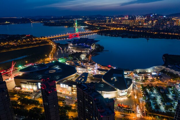 Paesaggio urbano e flusso di traffico nel parco industriale di Wuxi durante la notte