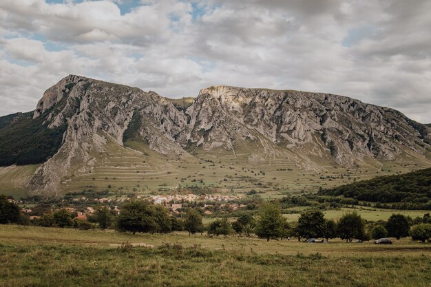 Paesaggio verde della montagna di Piatra Secuiului Szekelyko in Romania