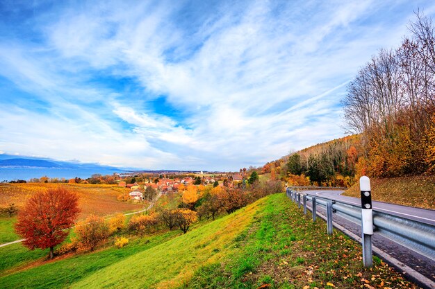 Paesaggio vicino al lago di Neuchatel in Svizzera