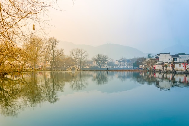 Paesaggio villaggio riflessione acqua lago fiume