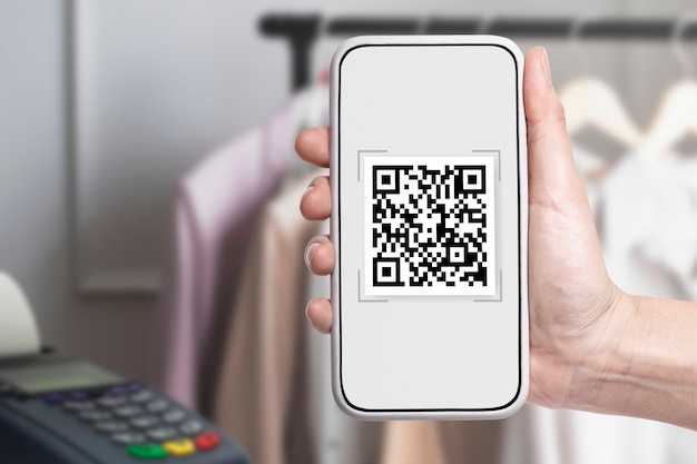 Pagamento senza contatto, codice qr sullo schermo dello smartphone