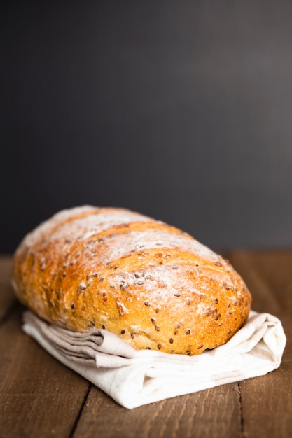 Pagnotta di pane appena sfornata del primo piano