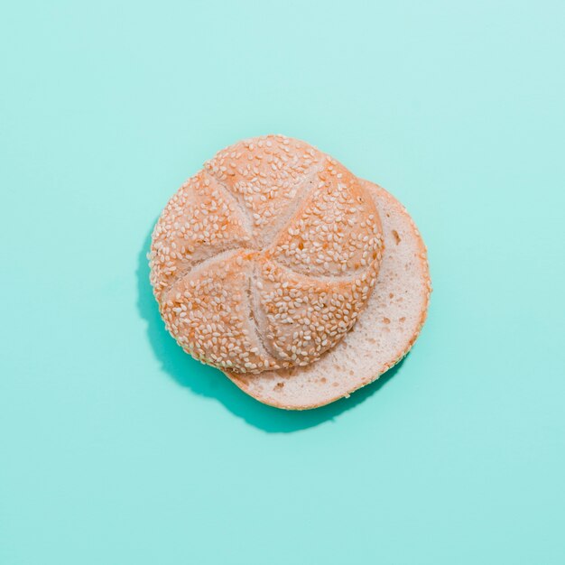 Pagnotta di pane con sfondo di colore