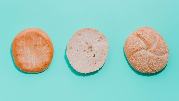 Pagnotta di pane con sfondo di colore