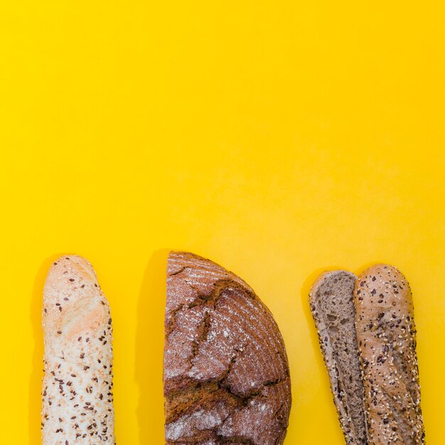 Pagnotta di pane con sfondo di colore