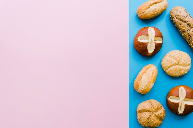 Pagnotta di pane con sfondo di colore