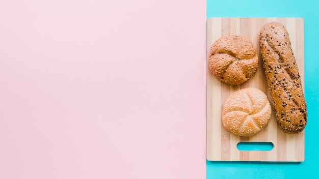 Pagnotta di pane con sfondo di colore