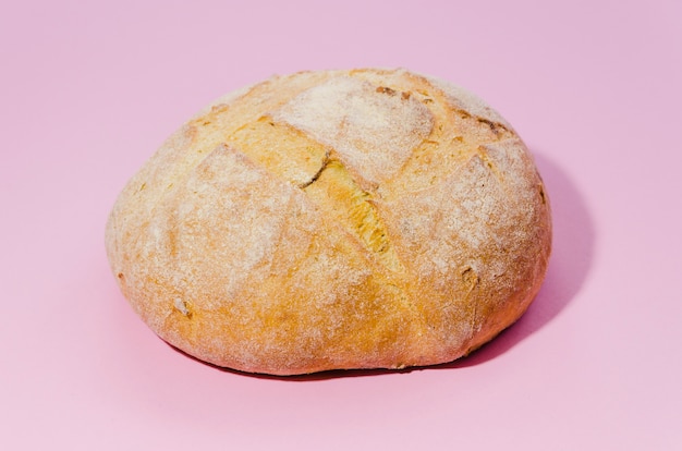 Pagnotta di pane con sfondo di colore