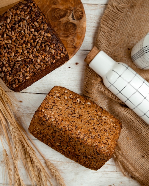 Pagnotta di pane condita con semi di sesamo e girasole