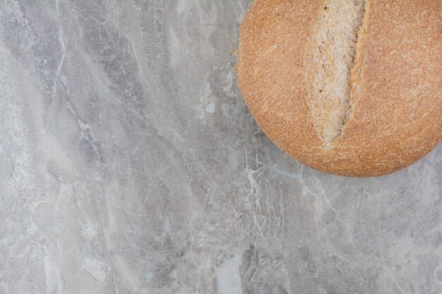 Pagnotta di pane fresco sulla superficie in marmo