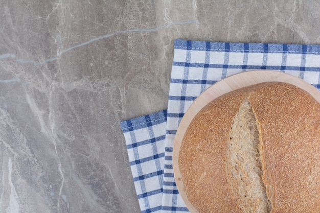 Pagnotta di pane integrale fresco sulla tovaglia