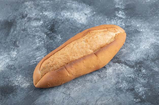 Pagnotta di pane su sfondo grigio. Foto di alta qualità