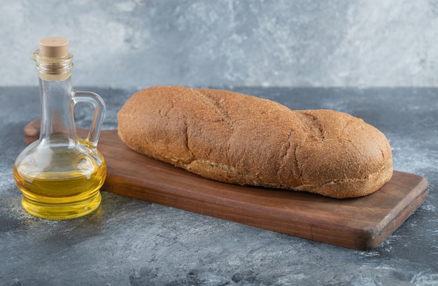 Pagnotta di pane su tavola di legno. Foto di alta qualità