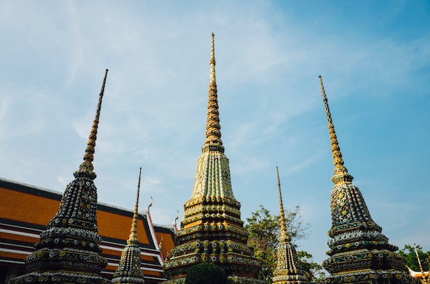 pagoda del tempio tailandese di bangkok e cielo