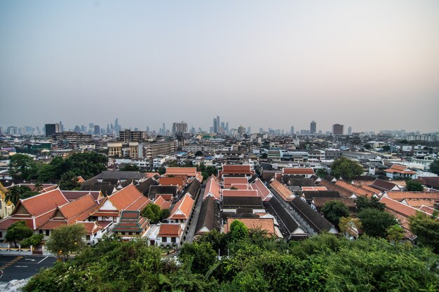 Pagoda dorata sopra il supporto dorato, Wat Saket Ratcha Wora Maha Wihan, Bangkok, Tailandia