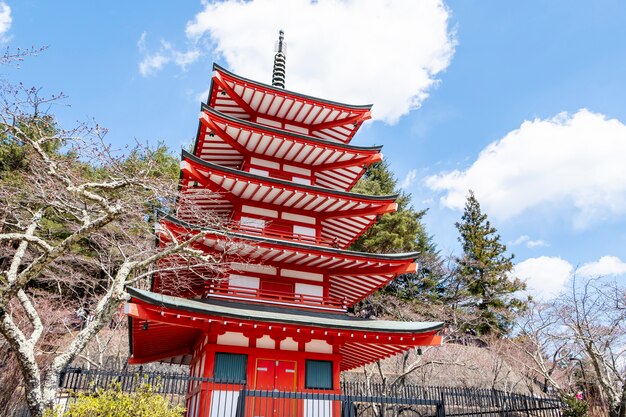 pagoda rossa nel lago kawaguchiko, in Giappone