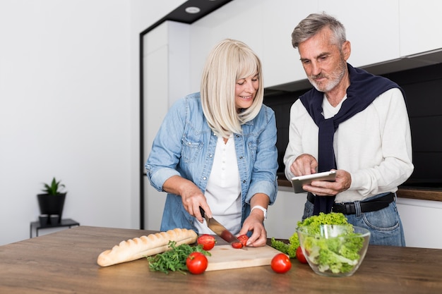 Paio di cucinare insieme in cucina