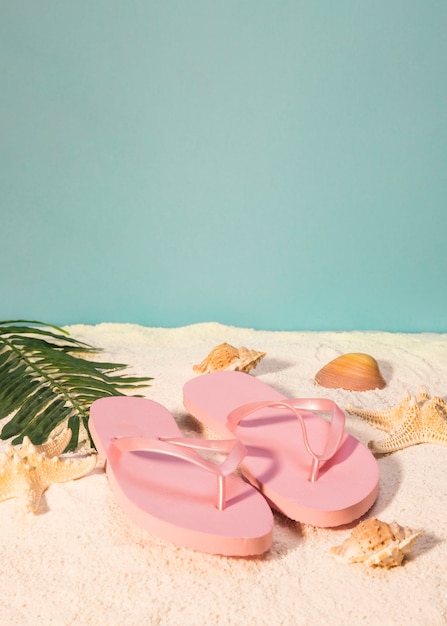 Paio di sandali rosa sulla spiaggia