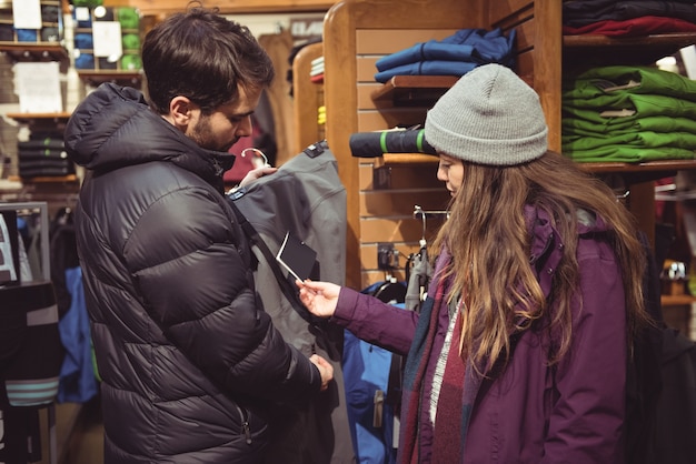 Paio di shopping in un negozio di vestiti