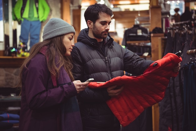 Paio di shopping in un negozio di vestiti