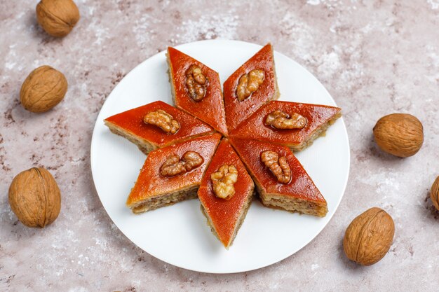 Paklava nazionale della pasticceria dell'Azerbaigian sul piatto bianco, vista superiore, festa di Novruz di celebrazione del nuovo anno della molla.