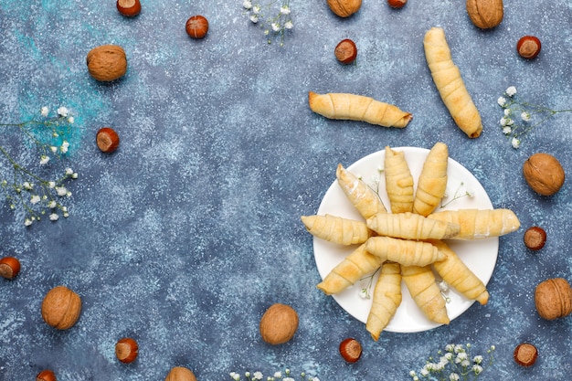 Paklava nazionale della pasticceria dell'Azerbaigian sul piatto bianco, vista superiore, festa di Novruz di celebrazione del nuovo anno della molla.