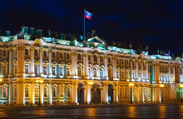 Palazzo di inverno a San Pietroburgo di notte