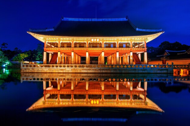 Palazzo Gyeongbokgung di notte a seoul, in Corea