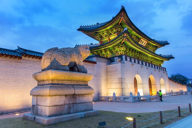 Palazzo Gyeongbokgung di notte a Seul, in Corea del Sud.